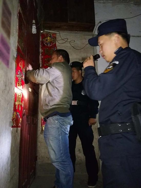 沧州粗心妈妈误将幼女锁家中 民警全城寻开锁师傅开门